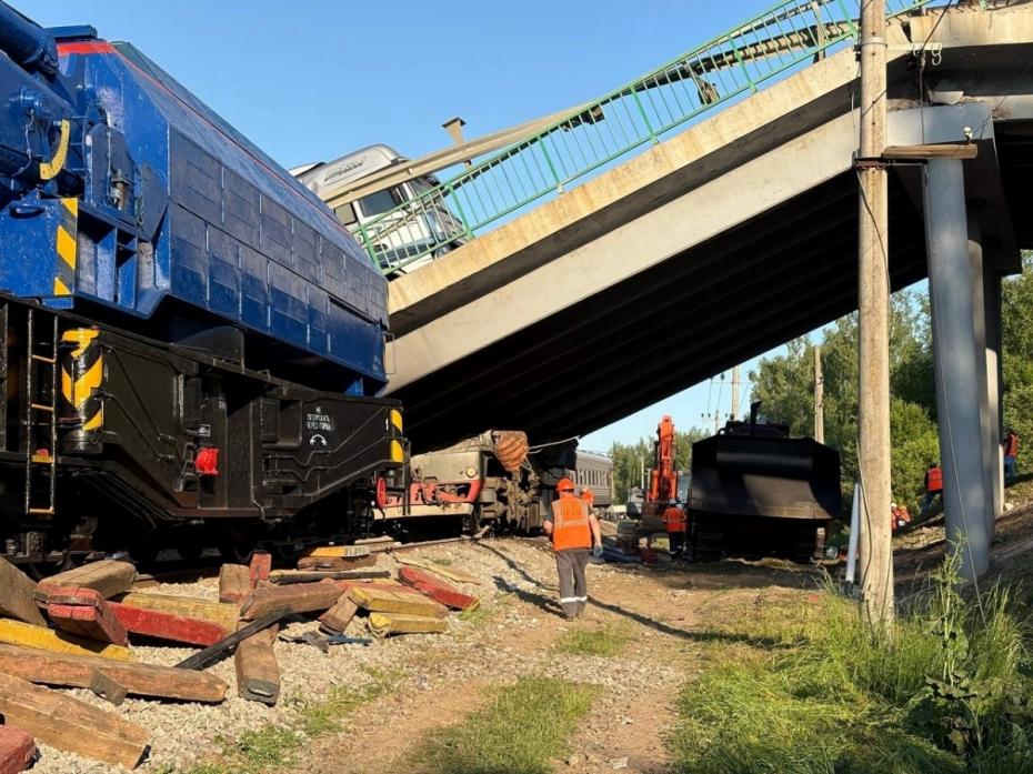 Обрушение моста на пассажирский поезд в Брянской области