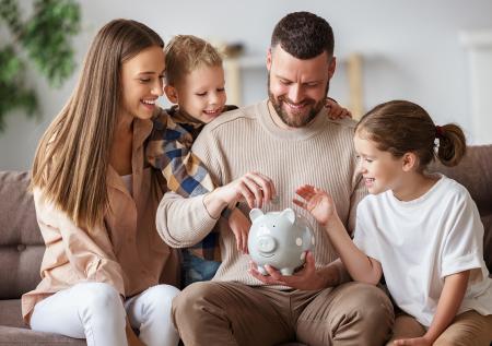 Родителям дали советы, как научить детей обращаться с деньгами