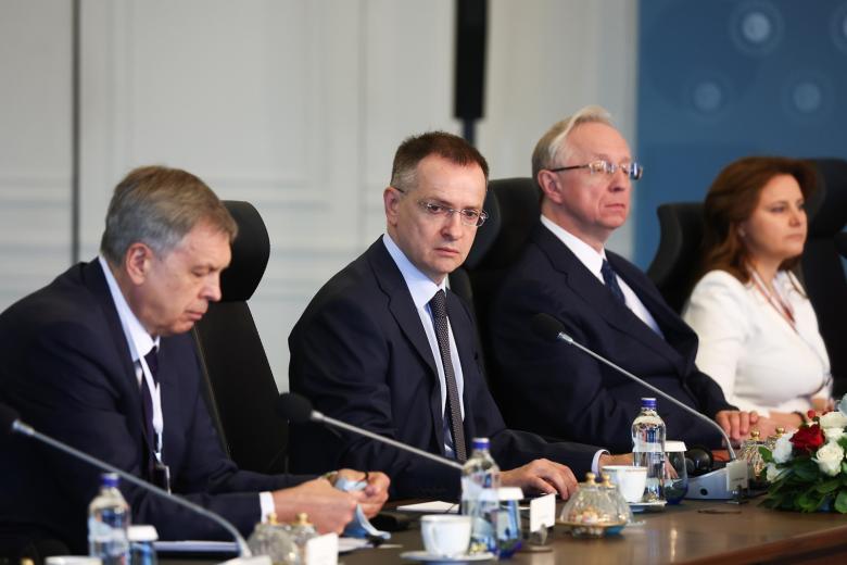 Турция. Стамбул. Помощник президента РФ Владимир Мединский (второй слева) во время российско-украинских переговоров во дворце Чираган