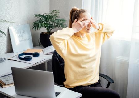 Работаете за компьютером? Это пальминг-упражнение спасет ваши глаза