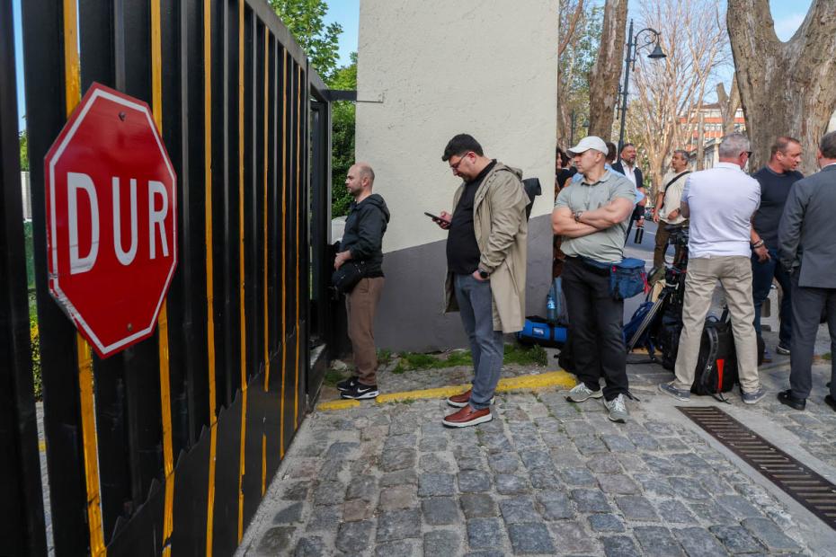 Журналисты у дворца Чираган в Стамбуле, где проходит второй раунд переговоров России и Украины