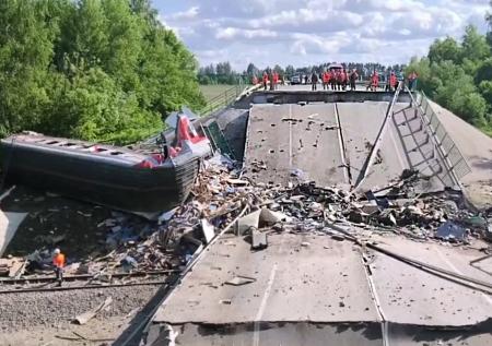 Число пострадавших при ЧП с поездом под Брянском превысило 100 человек