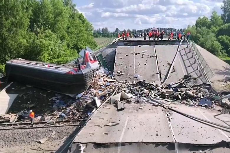 Обрушение моста на пассажирский поезд в Брянской области
