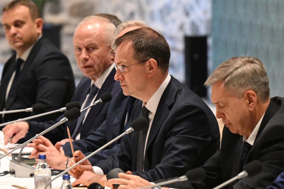 Помощник президента РФ Владимир Мединский (второй справа) на переговорах между делегациями России и Украины в Стамбуле. 16 мая 2025 года