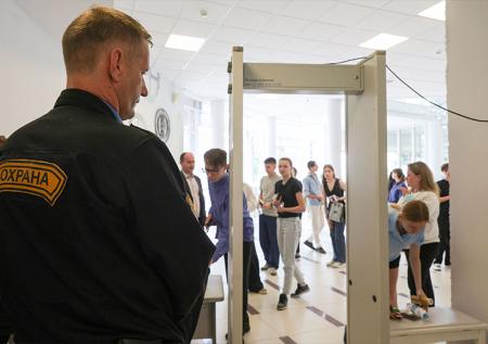 В Перми сдающую ЕГЭ школьницу заставили «показать, что под юбкой»