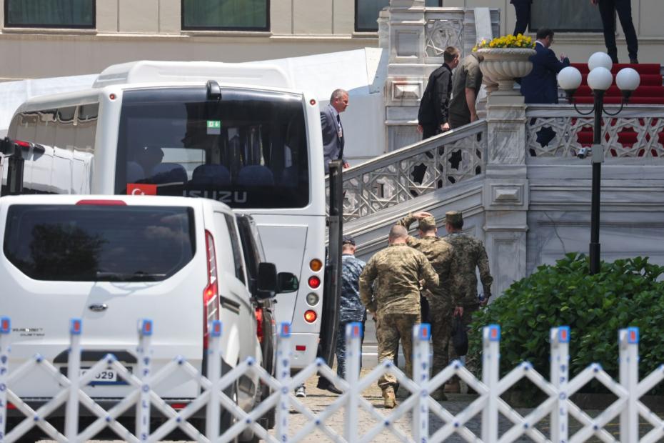 Члены украинской делегации на территории дворца Чираган