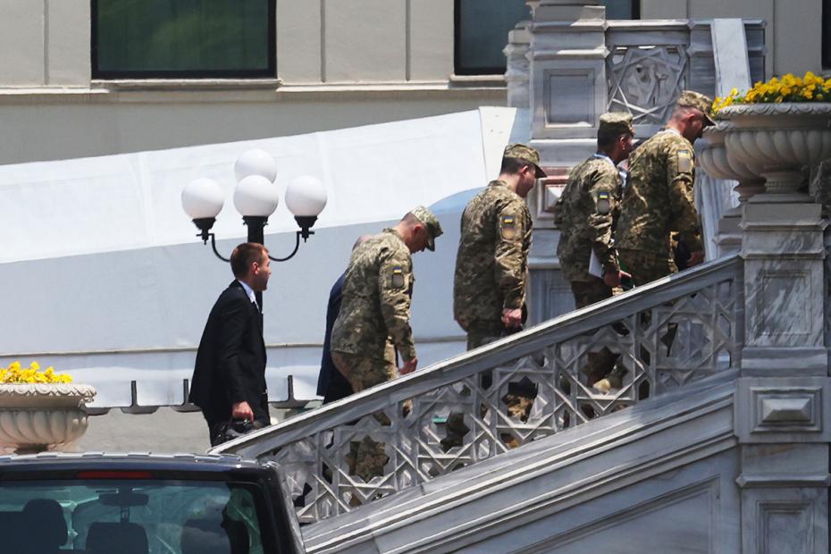 Члены украинской делегации на территории дворца Чираган