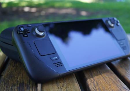 В России появился аналог игровой консоли Steam Deck