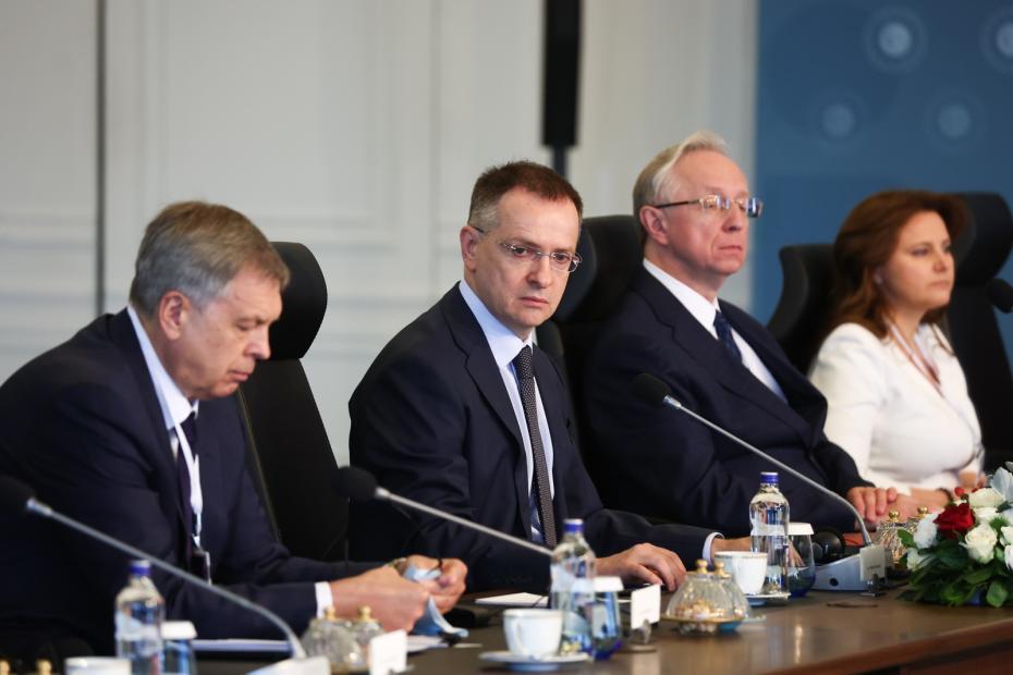 Помощник президента РФ Владимир Мединский (второй слева) во время российско-украинских переговоров во дворце Чираган в Стамбуле