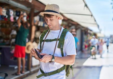 Деньги улетают в отпуске? Эти 5 ошибок совершают почти все