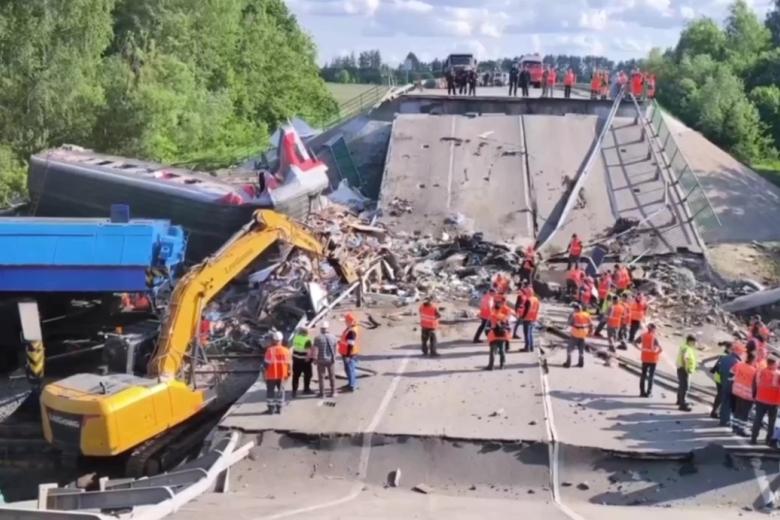 Разбор завалов на месте обрушения моста вследствие подрыва в Брянской области