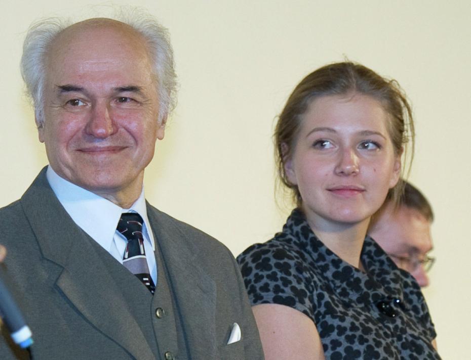 Композитор Евгений Дога и исполнительница роли Полины — Карина Андоленко во время премьеры фильма «Рябиновый вальс» в кинотеатре «Художественный», 2010 год