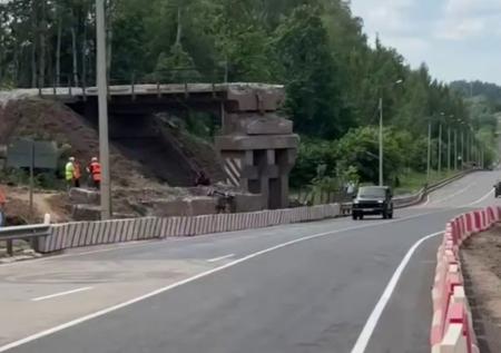 В Курской области открыли движение по трассе на месте обрушения моста