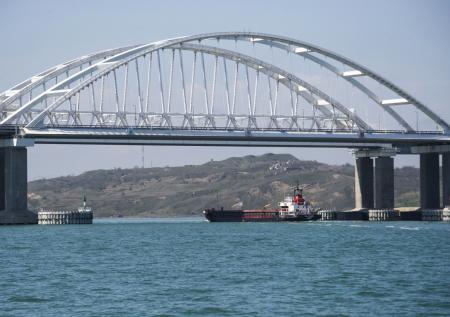 ВСУ снова атакуют Крымский мост: чем бьют, может ли он рухнуть, ответ РФ