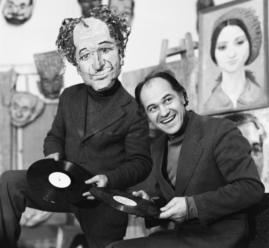 СССР. Молдавская ССР. 1 февраля 1979 г. Композитор Евгений Дога, лауреат премии Ленинского комсомола Молдавии, со своей маской в мастерской художника, 1979