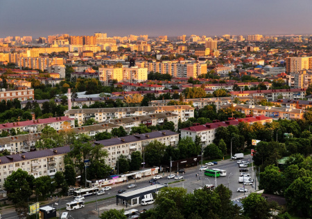 Краснодарец рассекает по городу на созданном им мини-велосипеде