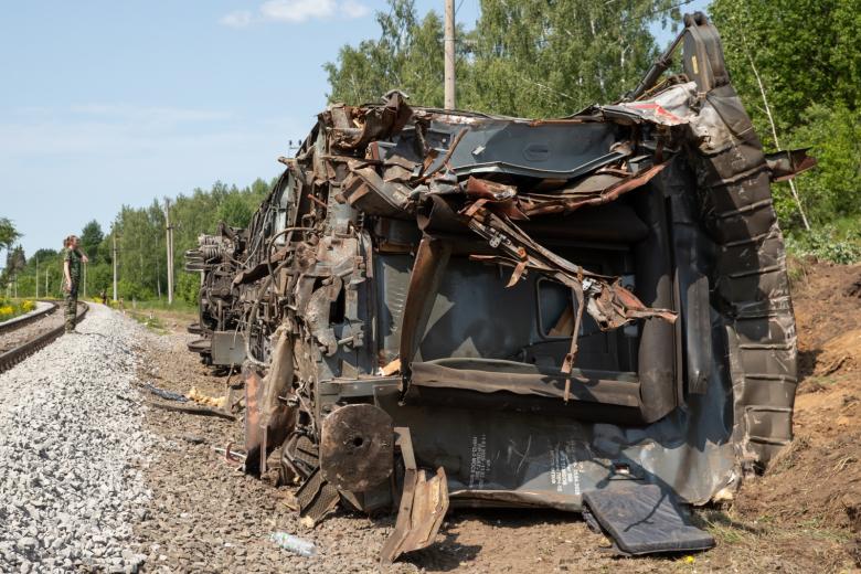 Вагон пострадавшего поезда на месте обрушения автомобильного путепровода на участке Выгоничи — Пильшино