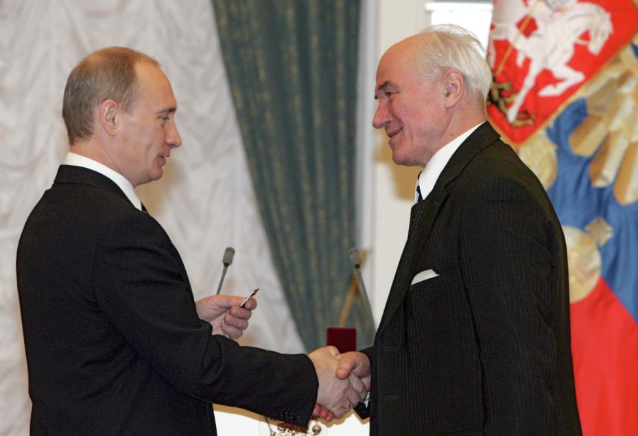 21 февраля 2008 года. Президент России Владимир Путин (слева) вручил композитору Евгению Доге (справа) орден «За заслуги перед Отечеством» IV степени на торжественной церемонии в Кремле