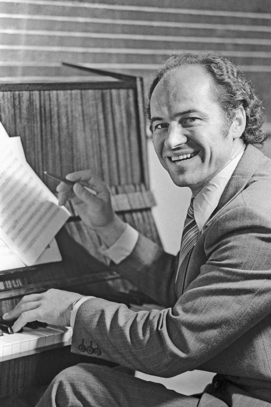 Молдавская ССР. Композитор Евгений Дога сочиняет музыку, 1974 год