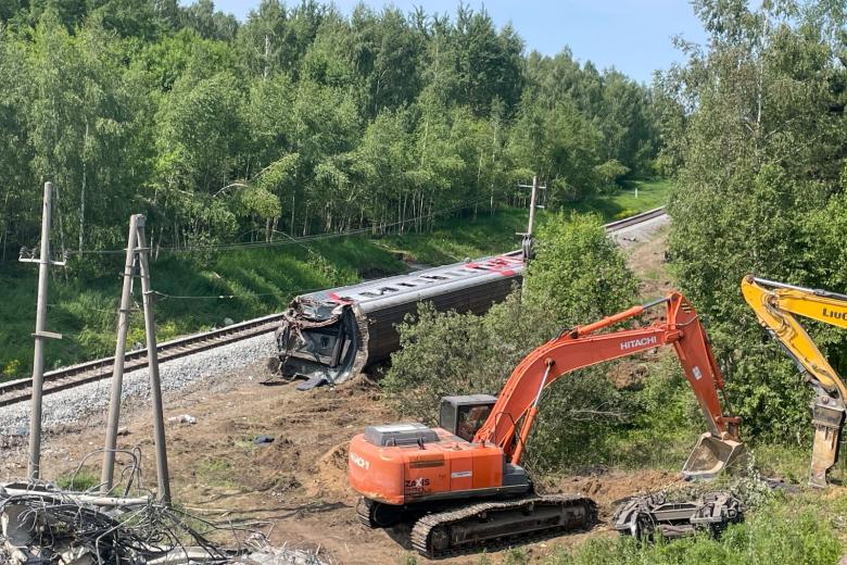 Россия. Брянская область. Вагон пострадавшего поезда на месте обрушения автомобильного путепровода на участке Выгоничи — Пильшино