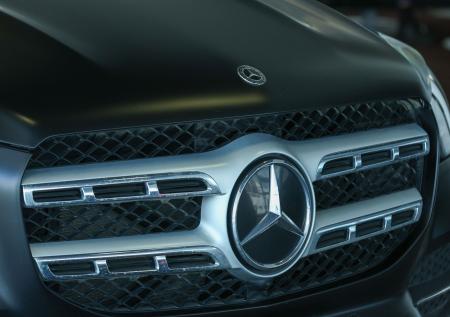 В Москве неизвестные затолкали мужчину в черный Mercedes