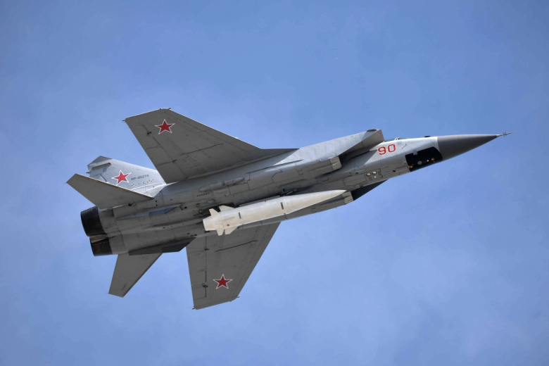 Многоцелевой истребитель МиГ-31 с гиперзвуковой ракетой «Кинжал»
