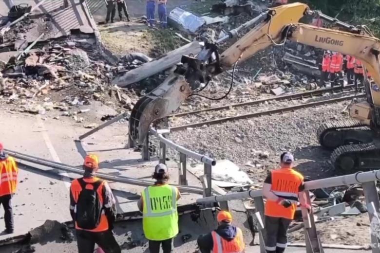 Обрушение моста на пассажирский поезд в Брянской области