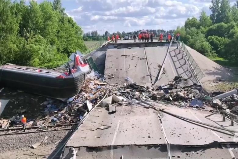 Место обрушения моста вследствие подрыва в Брянской области