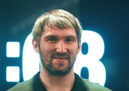 Овечкин вызвал оживление в Совфеде своим появлением и попал на видео