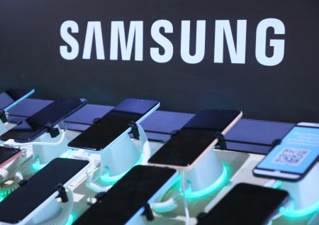 Samsung анонсировала премьеру складного смартфона