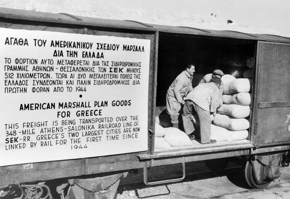 Грузовой вагон, загружаемый американскими товарами в Афинах, 1950 год