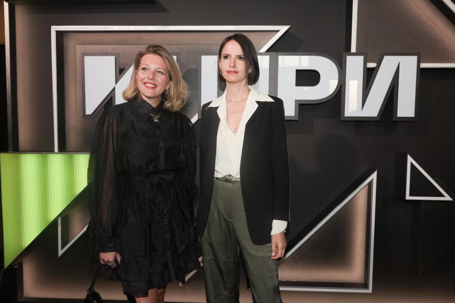 Атрисы Карина Андоленко и Анна Матисон