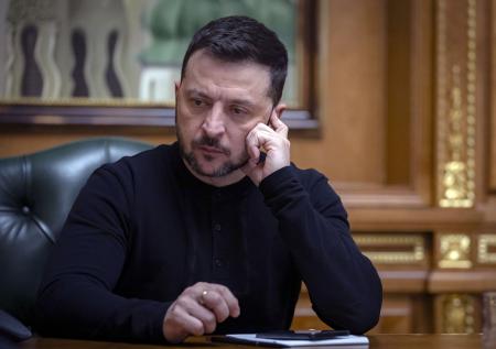 «Скулит и кусает руку»: аналитик о страхе Зеленского из-за аэродромов