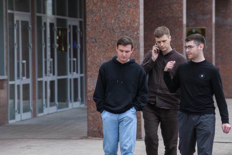 Журналист редакции URA.RU Сергей Бодров, адвокат Георгий Краснов и редактор URA.RU Денис Аллаяров (слева направо) после допроса в Следственном комитете