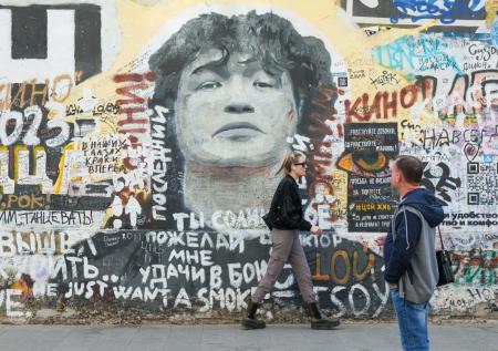 В Москве закрашивают стену Цоя