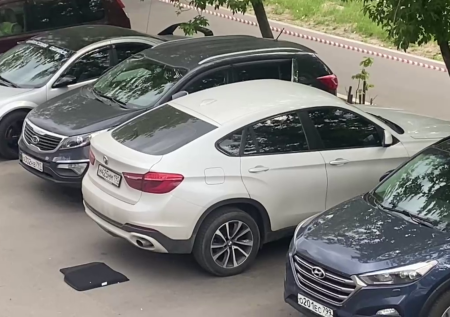 Стало известно, что нашли полицейские под белым BMW в Кунцево