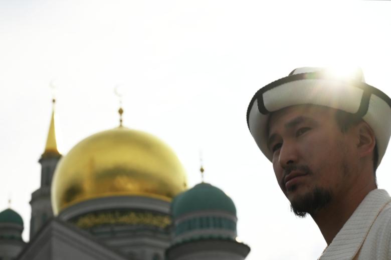Верующий на празднике Курбан-байрам в Московской соборной мечети