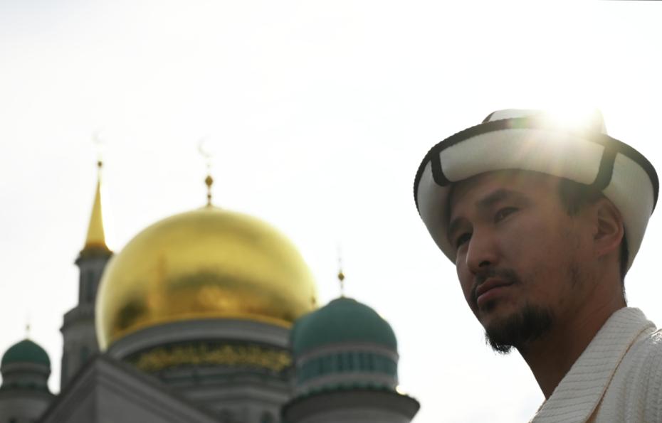 Верующий на празднике Курбан-байрам в Московской соборной мечети