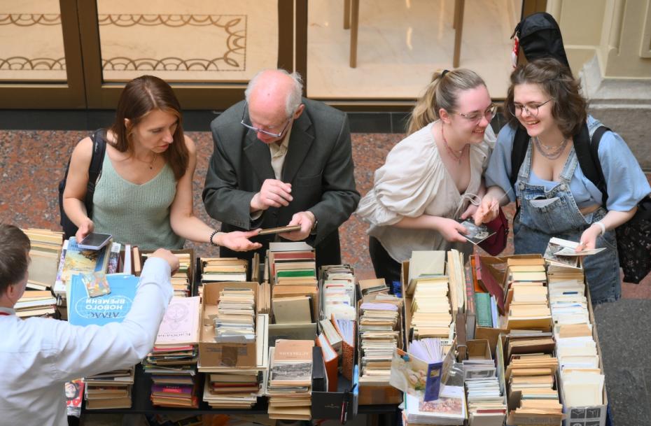 Посетители на книжном фестивале «Красная площадь»