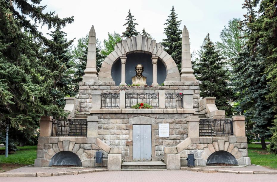 Памятник-трибуна В. И. Ленину в парке «Алое поле»