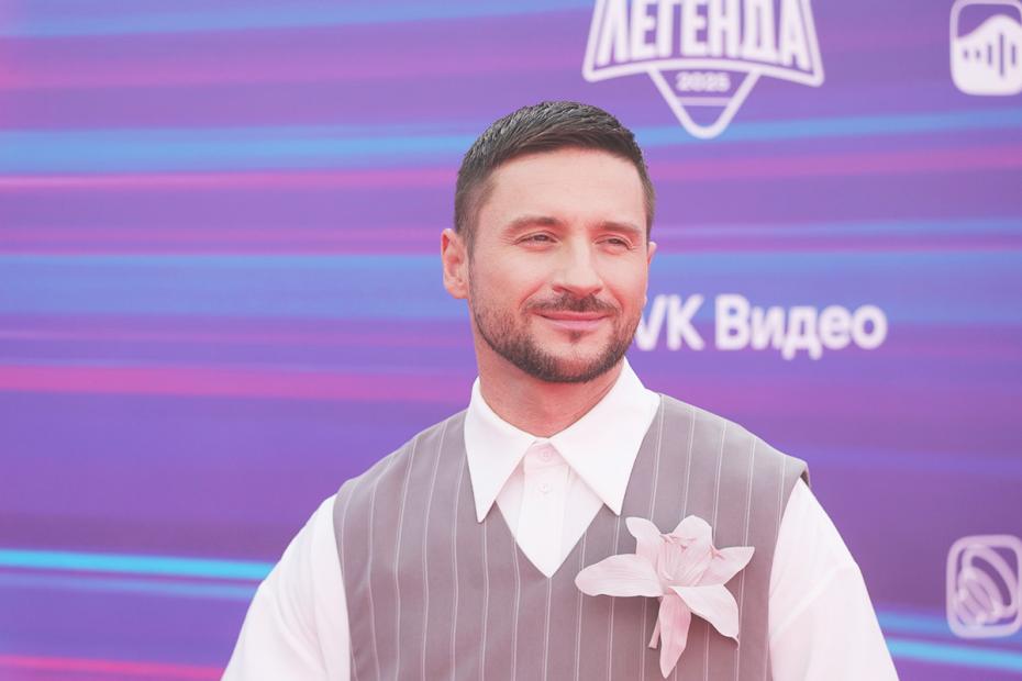 Сергей Лазарев на красной дорожке перед церемонией вручения ХХ национальной телевизионной премии в области популярной музыки МУЗ-ТВ 2025