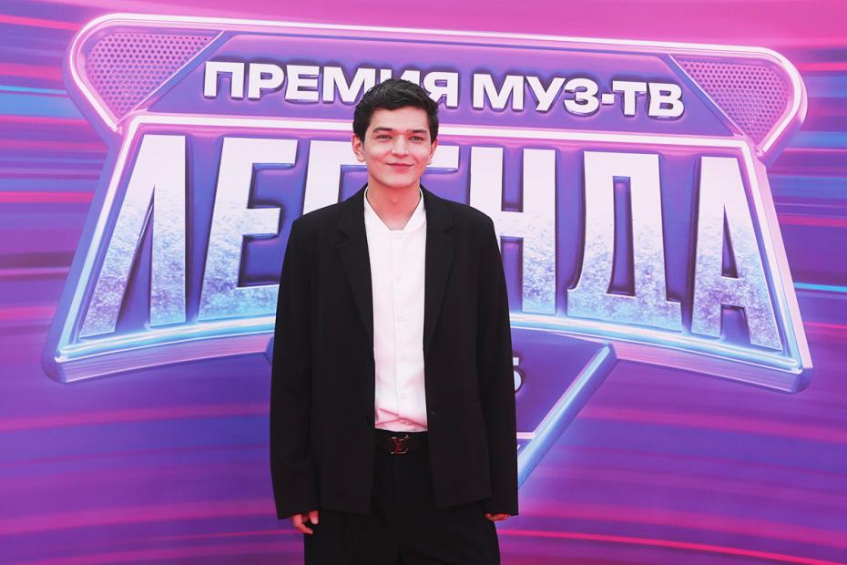 Певец Akmal' (Акмаль Ходжаниязов) на красной дорожке перед церемонией вручения ХХ национальной телевизионной премии в области популярной музыки МУЗ-ТВ 2025