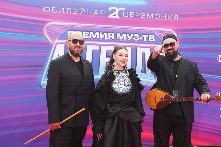 Группа AY YOLA на красной дорожке перед церемонией вручения ХХ национальной телевизионной премии в области популярной музыки МУЗ-ТВ 2025