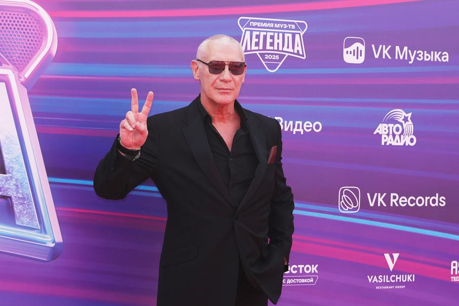 Игорь Жижикин на красной дорожке перед церемонией вручения ХХ национальной телевизионной премии в области популярной музыки МУЗ-ТВ 2025