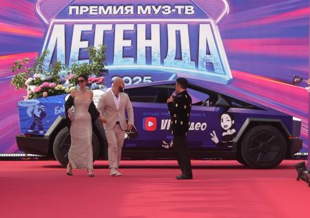 Самойлова и Джиган приехали на Премию МУЗ-ТВ на Tesla