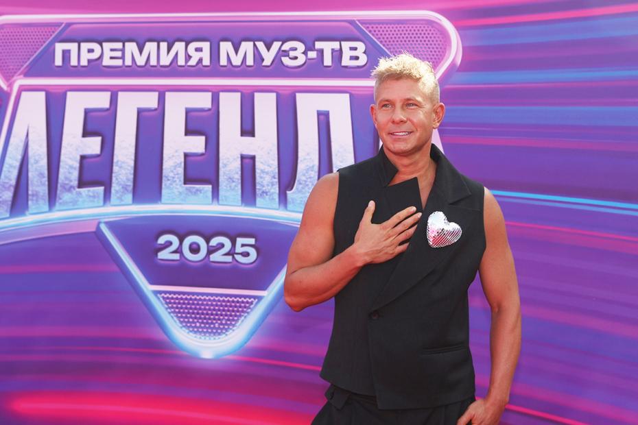 Митя Фомин на красной дорожке перед церемонией вручения ХХ национальной телевизионной премии в области популярной музыки МУЗ-ТВ 2025