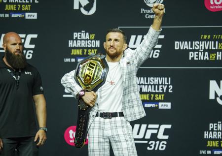 Двалишвили «задушил» американца и сохранил пояс UFC