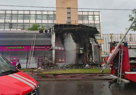 Обугленный фасад столичного ТЦ попал на видео