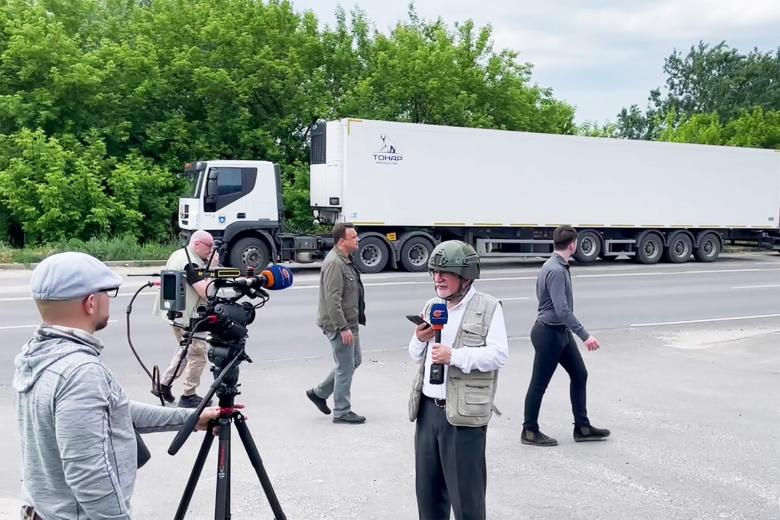 Иностранные журналисты у фур с телами военных ВСУ в Брянской области