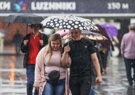 Чудовищный ливень идет на Москву, похолодает до +10: погода на неделю